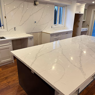Kitchen with a veined white quartz countertop